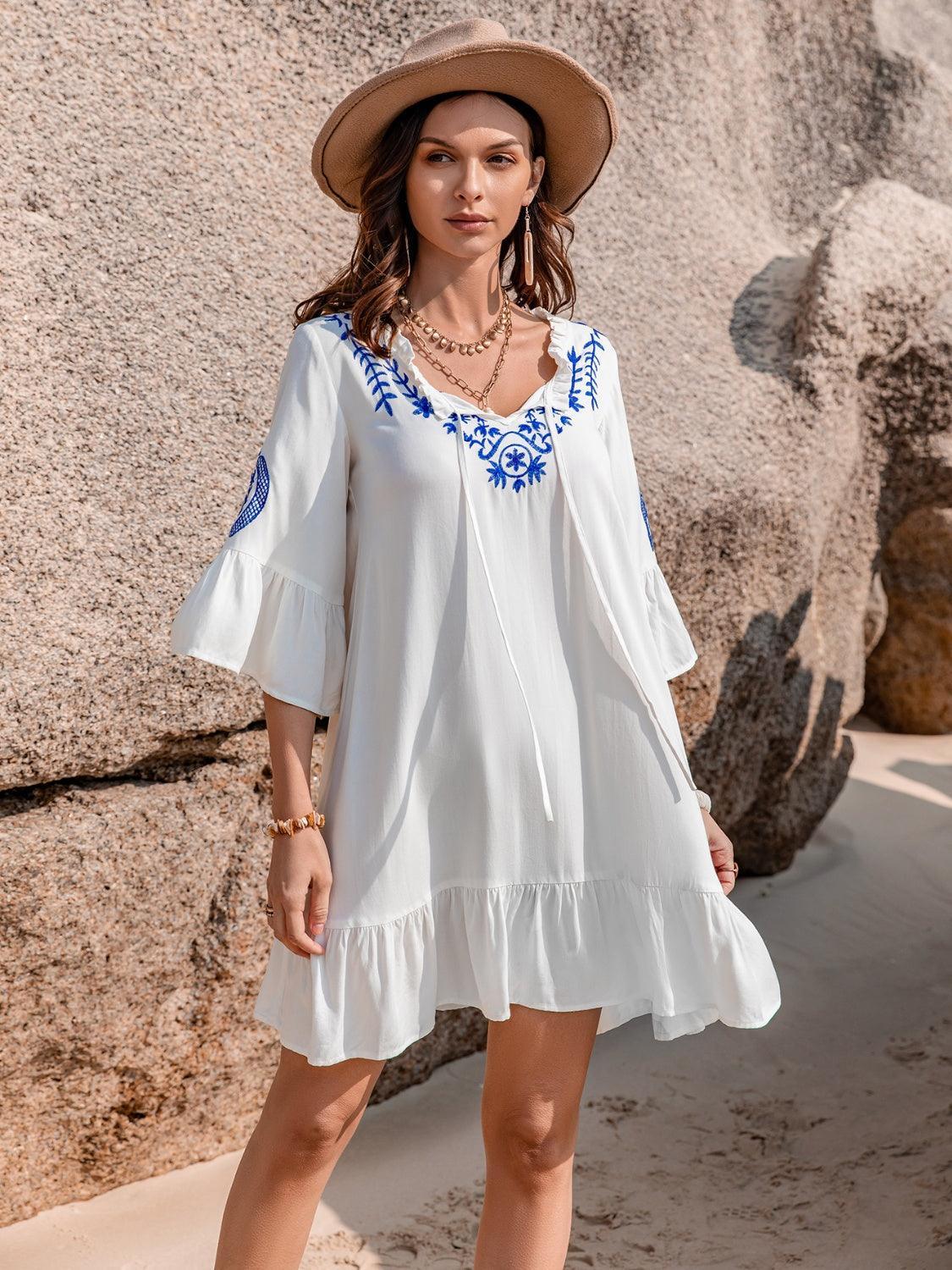 Vestido mini con cuello anudado y mangas con volantes y estampado
