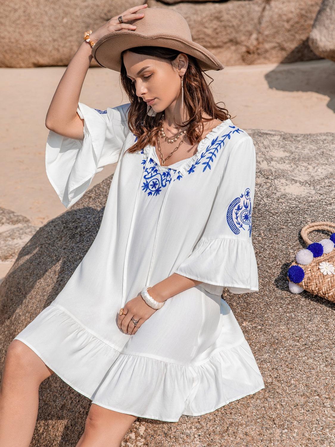 Vestido mini con cuello anudado y mangas con volantes y estampado