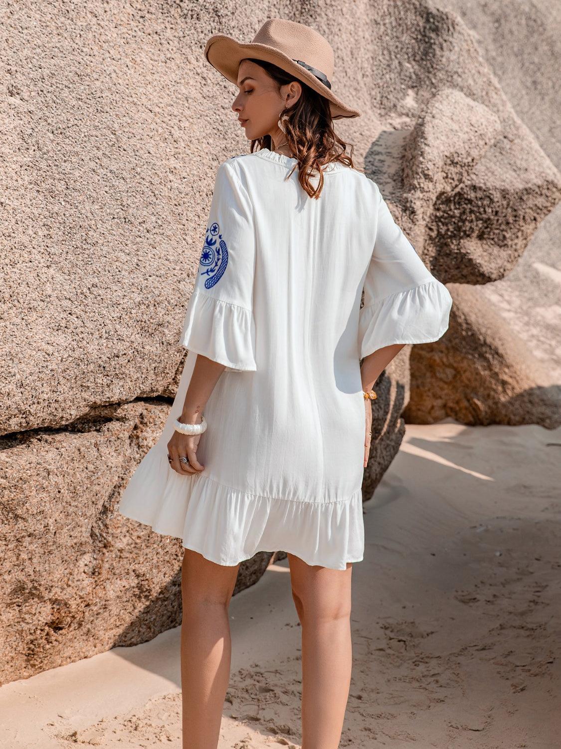 Vestido mini con cuello anudado y mangas con volantes y estampado