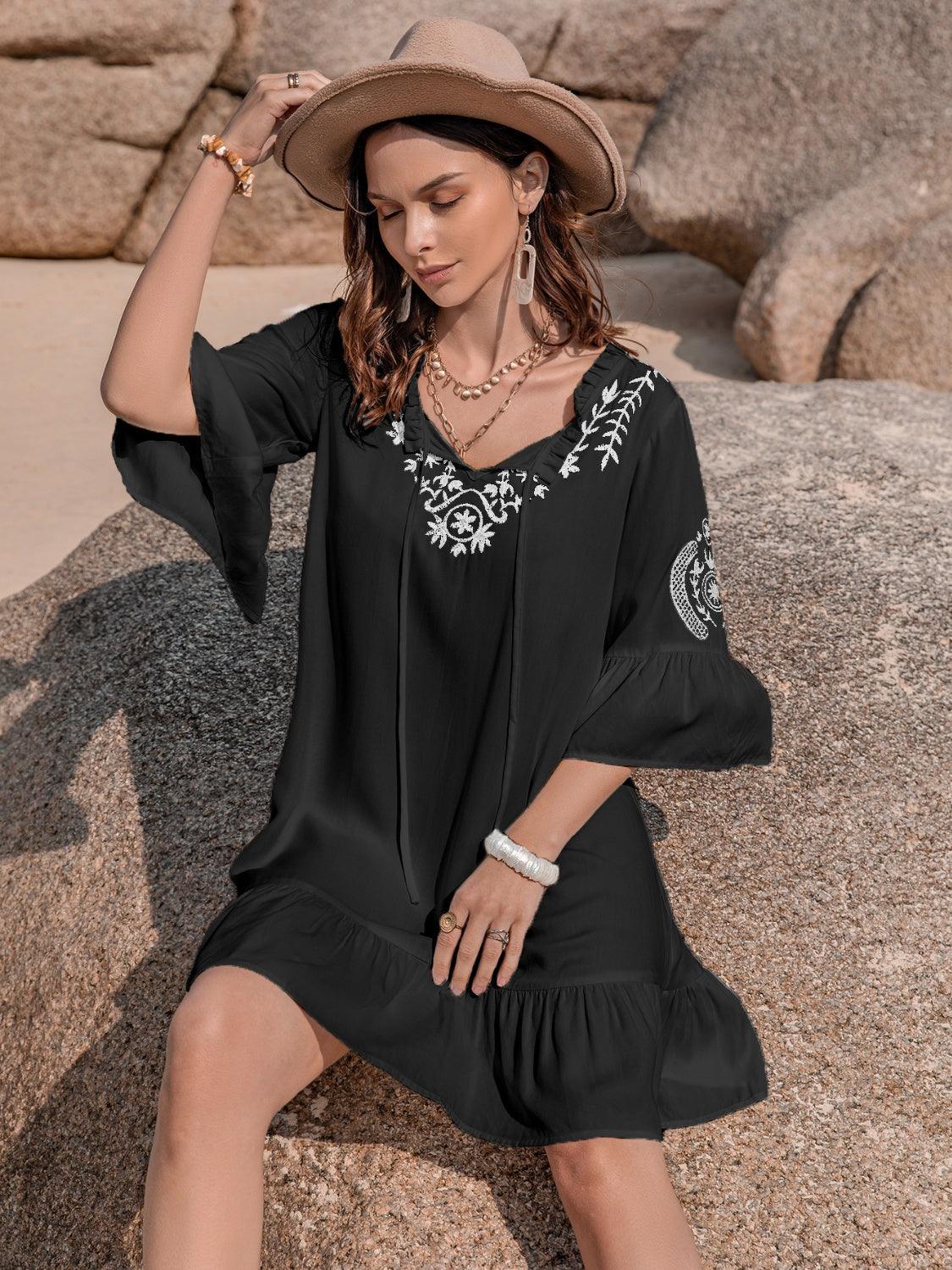 Vestido mini con cuello anudado y mangas con volantes y estampado