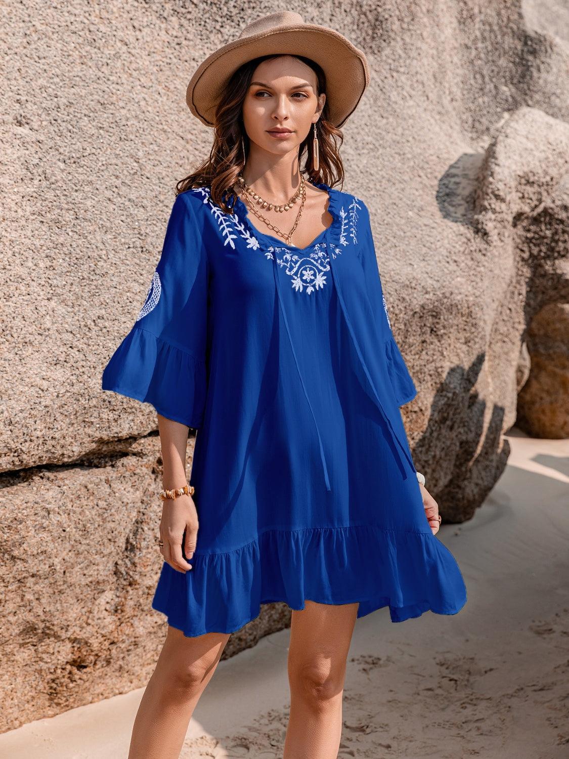 Vestido mini con cuello anudado y mangas con volantes y estampado