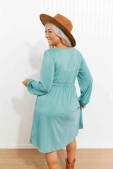 Vestido mini de manga larga con escote redondo y talle imperio
