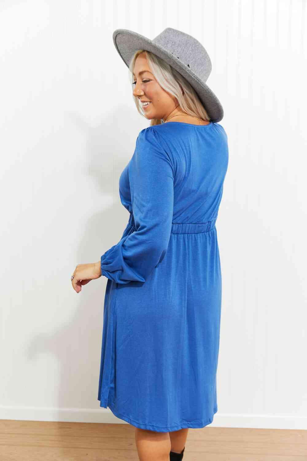 Vestido mini de manga larga con escote redondo y talle imperio