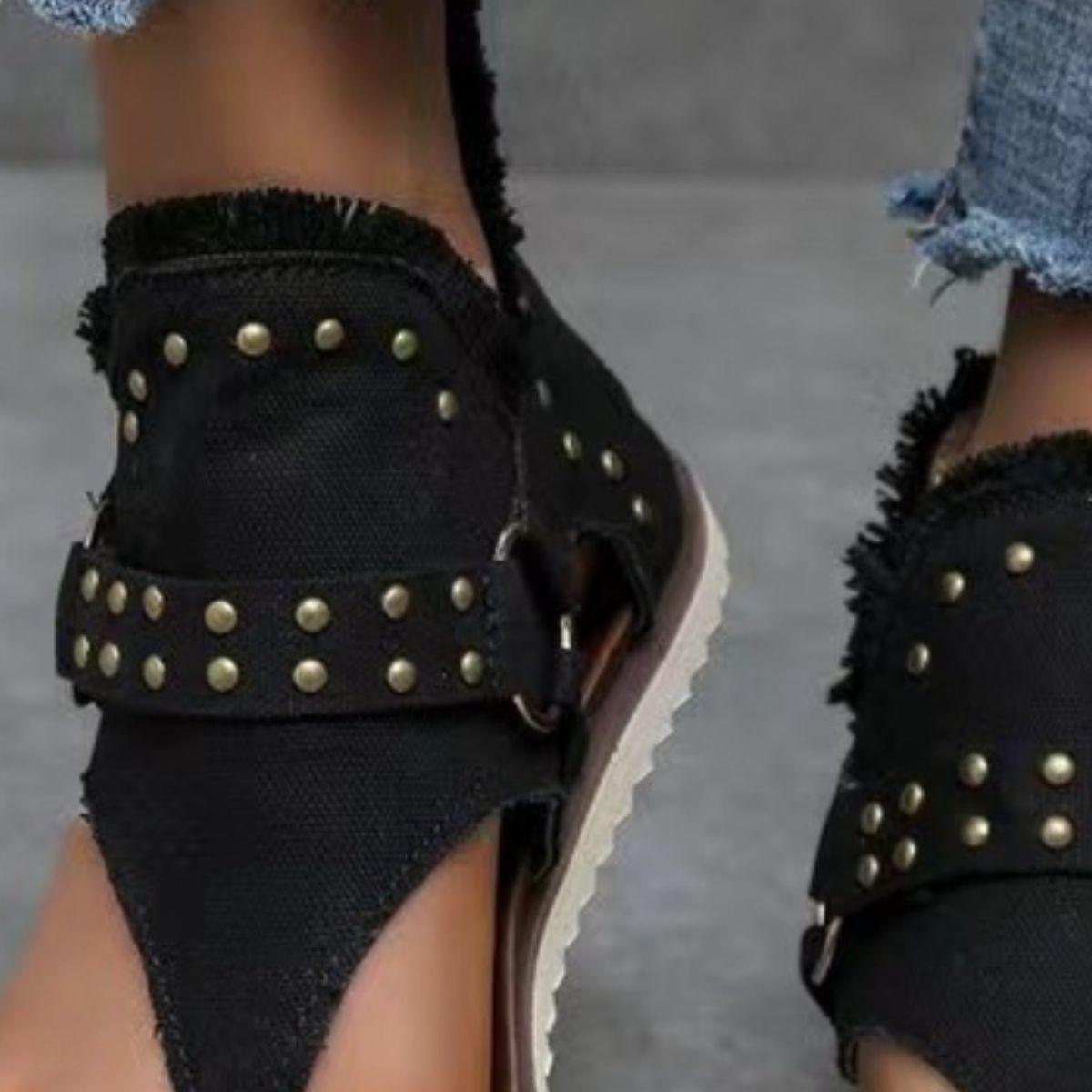 Sandalias planas con dobladillo sin rematar y tachuelas