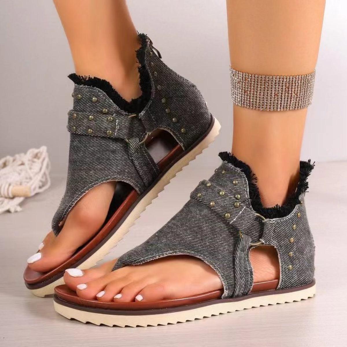 Sandalias planas con dobladillo sin rematar y tachuelas