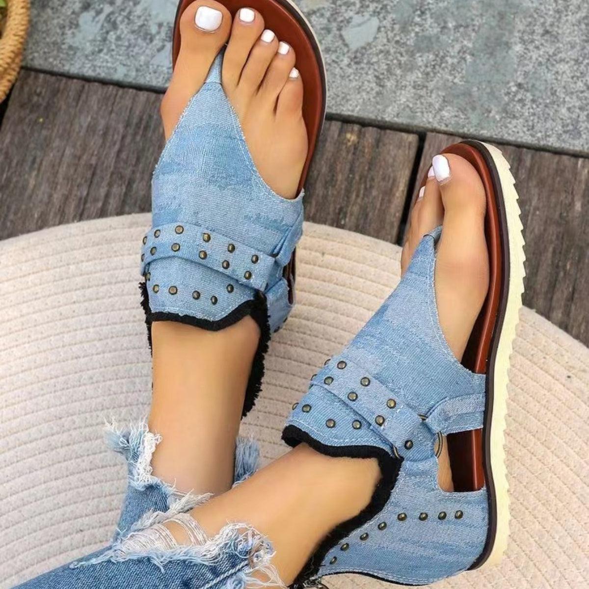 Sandalias planas con dobladillo sin rematar y tachuelas