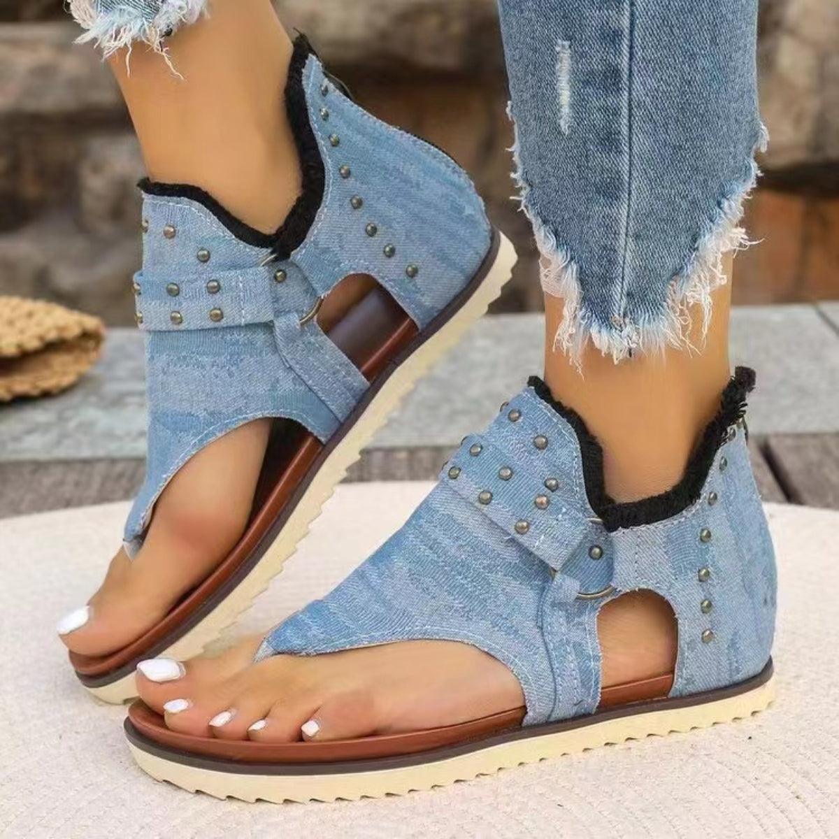 Sandalias planas con dobladillo sin rematar y tachuelas