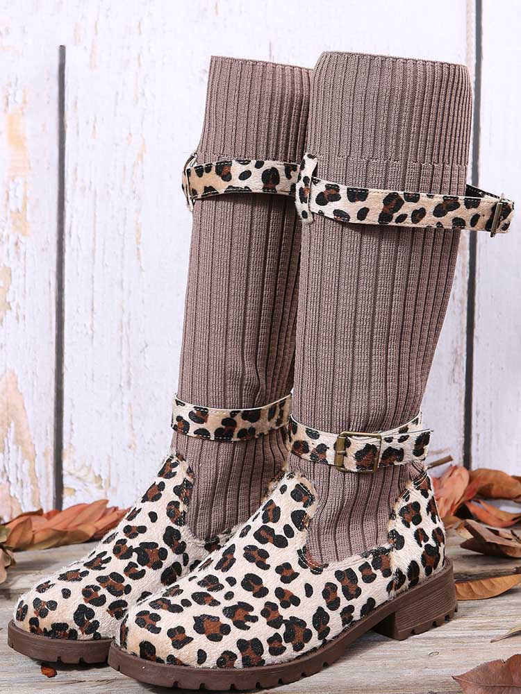 Strickstiefel mit Leopardenmuster und flachem Absatz