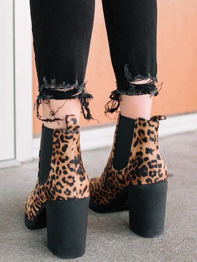 Stiefel mit klobigem Absatz und Leopardenmuster