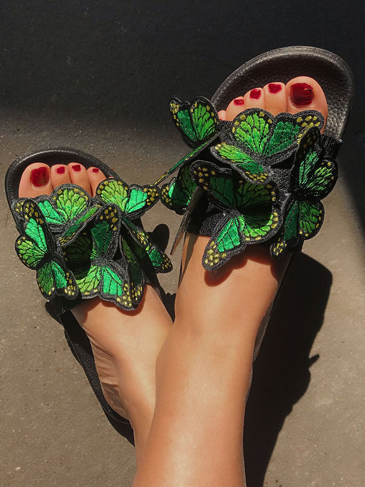 Pantuflas con mariposas bordadas