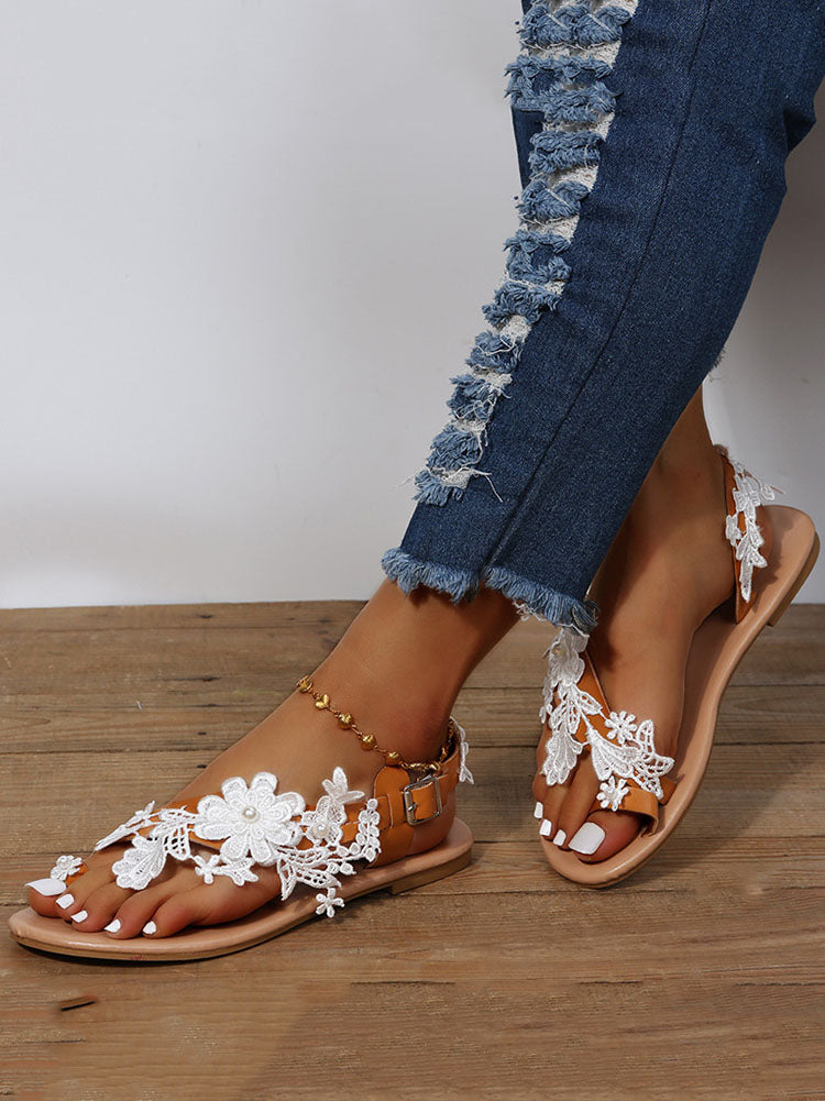 Sandalias planas con encaje floral