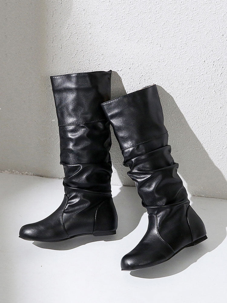 Einfarbige Stiefel mit flachem Absatz und Falten