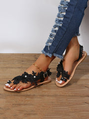 Sandalias planas con encaje floral