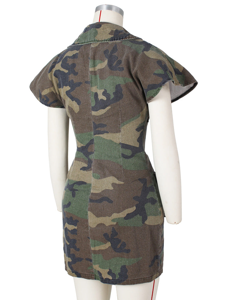 Ärmelloses Kleid mit Camouflage-Revers und Knopfleiste und Taschen