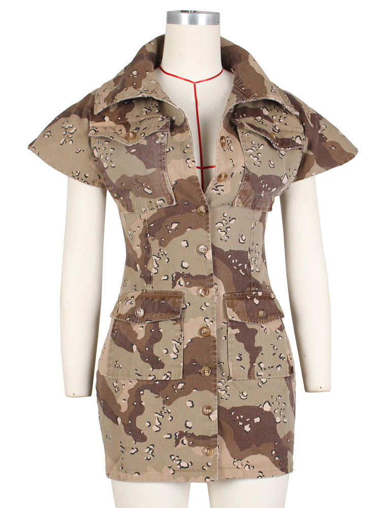 Ärmelloses Kleid mit Camouflage-Revers und Knopfleiste und Taschen