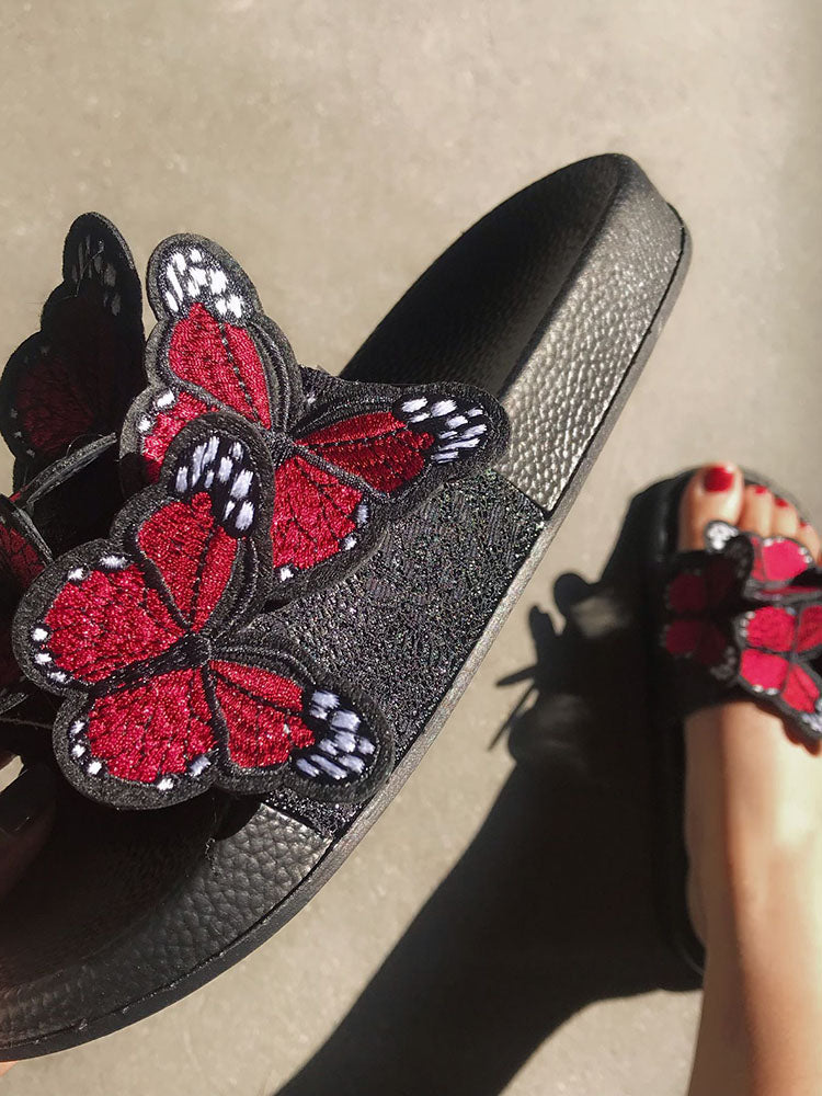 Pantuflas con mariposas bordadas