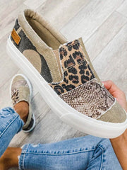 Zapatillas de lona sin cordones con estampado de leopardo y serpiente