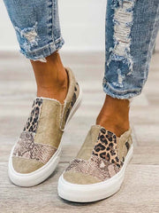 Zapatillas de lona sin cordones con estampado de leopardo y serpiente