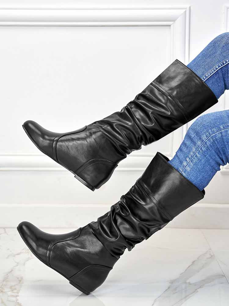 Einfarbige Stiefel mit flachem Absatz und Falten