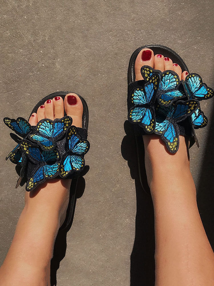 Pantuflas con mariposas bordadas