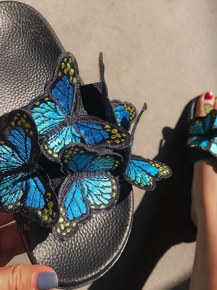 Pantuflas con mariposas bordadas