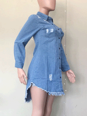 Minikleid aus zerrissenem Denim mit Quasten