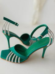 High Heels mit Fesselriemchen und Strasssteinen