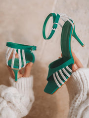 High Heels mit Fesselriemchen und Strasssteinen