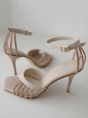 High Heels mit Fesselriemchen und Strasssteinen