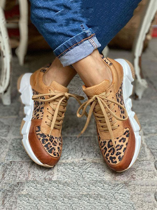 Sneakers mit Leopardenmuster