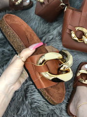 Slipper mit flacher Ferse und goldener Kette