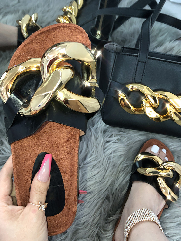 Slipper mit flacher Ferse und goldener Kette