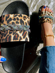 Flache Hausschuhe mit Leoparden-Strass