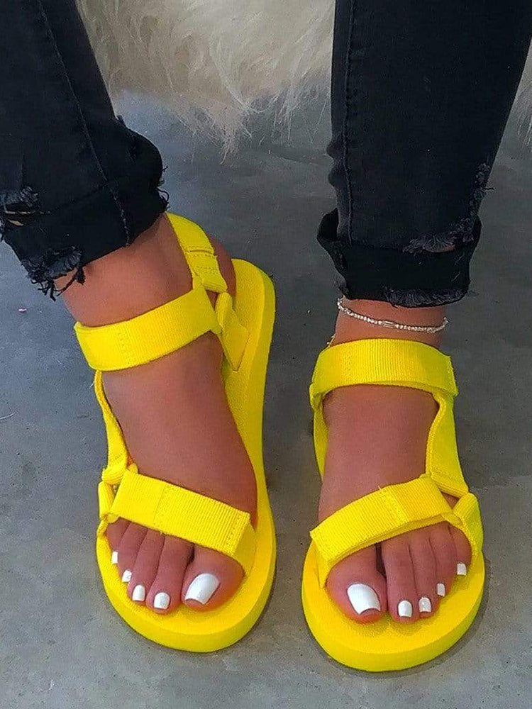 Sandalias planas con tiras de velcro