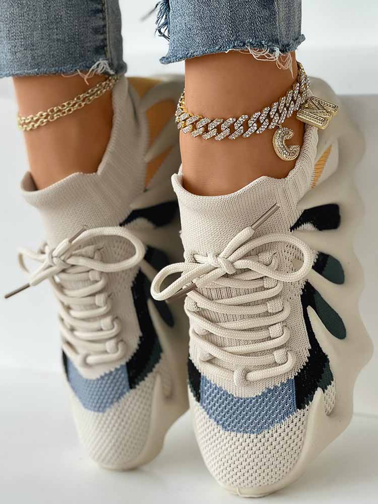 Atmungsaktive Sneakers aus Strick mit Schnürung