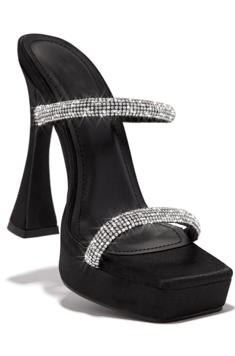 Tacones de punta cuadrada con diamantes de imitación