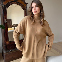 Pullover mit hohem Kragen und weitem Bein sowie Hose im passenden Set - Khaki