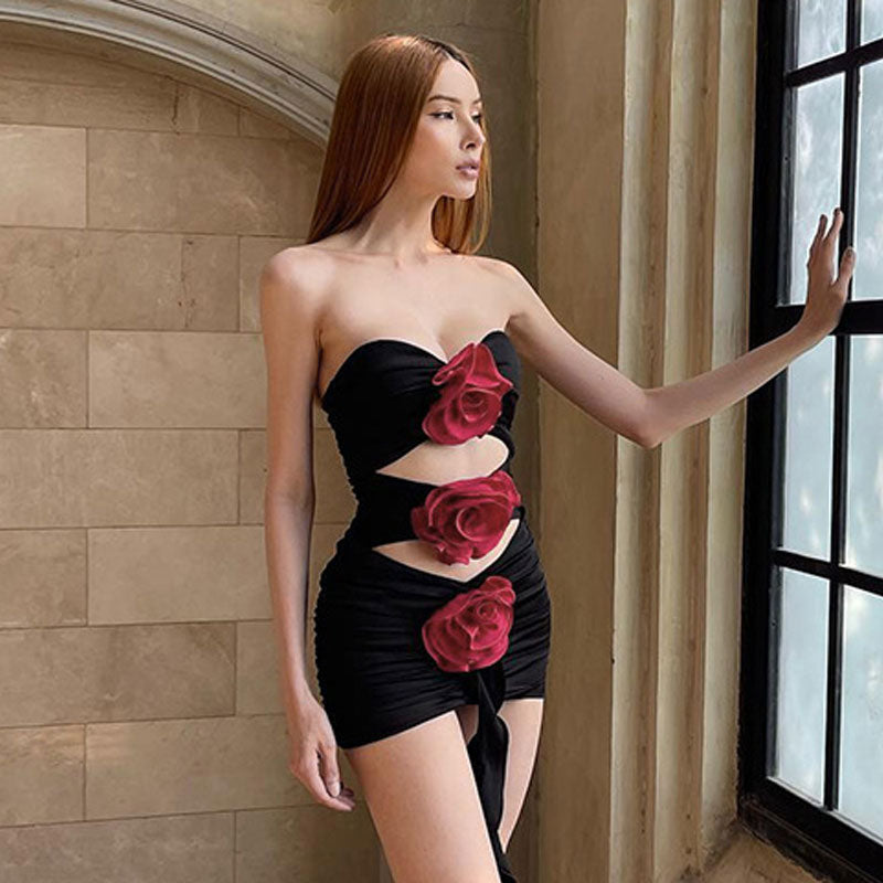 Trägerloses, Figurbetontes Minikleid mit Blumenapplikation und gerüschtem Halsausschnitt und Cut-Out - Schwarz