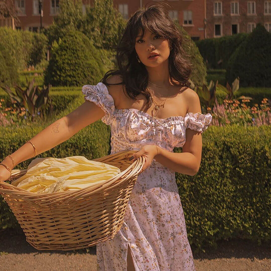 Vestido de verano midi con hombros descubiertos, volantes y abertura alta con estampado floral - Rosa