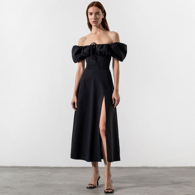 Schulterfreies Midi-Sommerkleid mit Puffärmeln und Bindeband vorn und hohem Schlitz - Schwarz