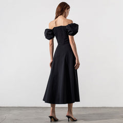 Schulterfreies Midi-Sommerkleid mit Puffärmeln und Bindeband vorn und hohem Schlitz - Schwarz