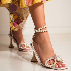 Sandalias de tacón alto con tiras de perlas y diseño de mariposa, color blanco