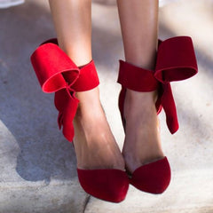 Vintage Wildleder Stiletto Heels mit spitzer Spitze und Knöchelriemen - Rot