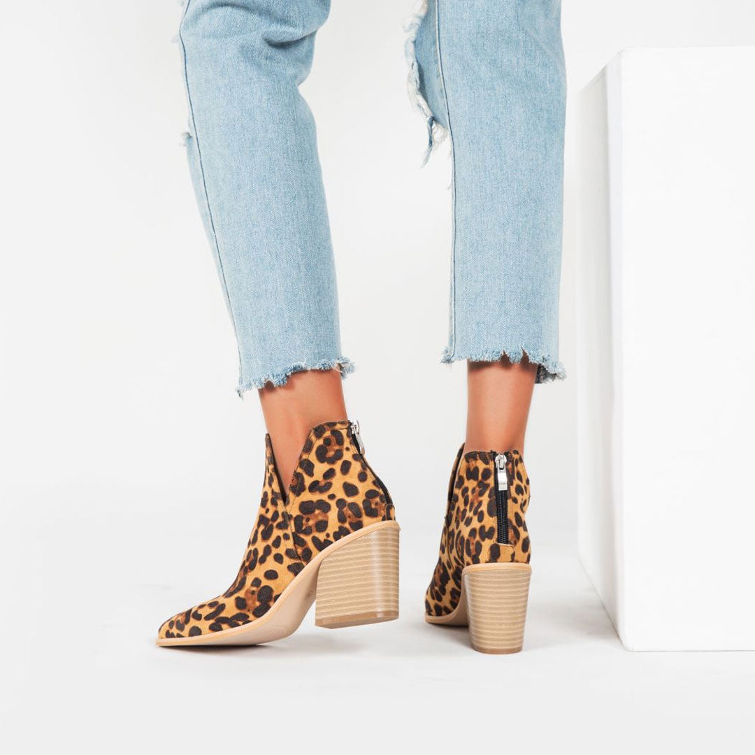 Stiefeletten aus Wildleder mit spitzer Zehenpartie, eingekerbtem Besatz und klobigem Absatz - Leopard