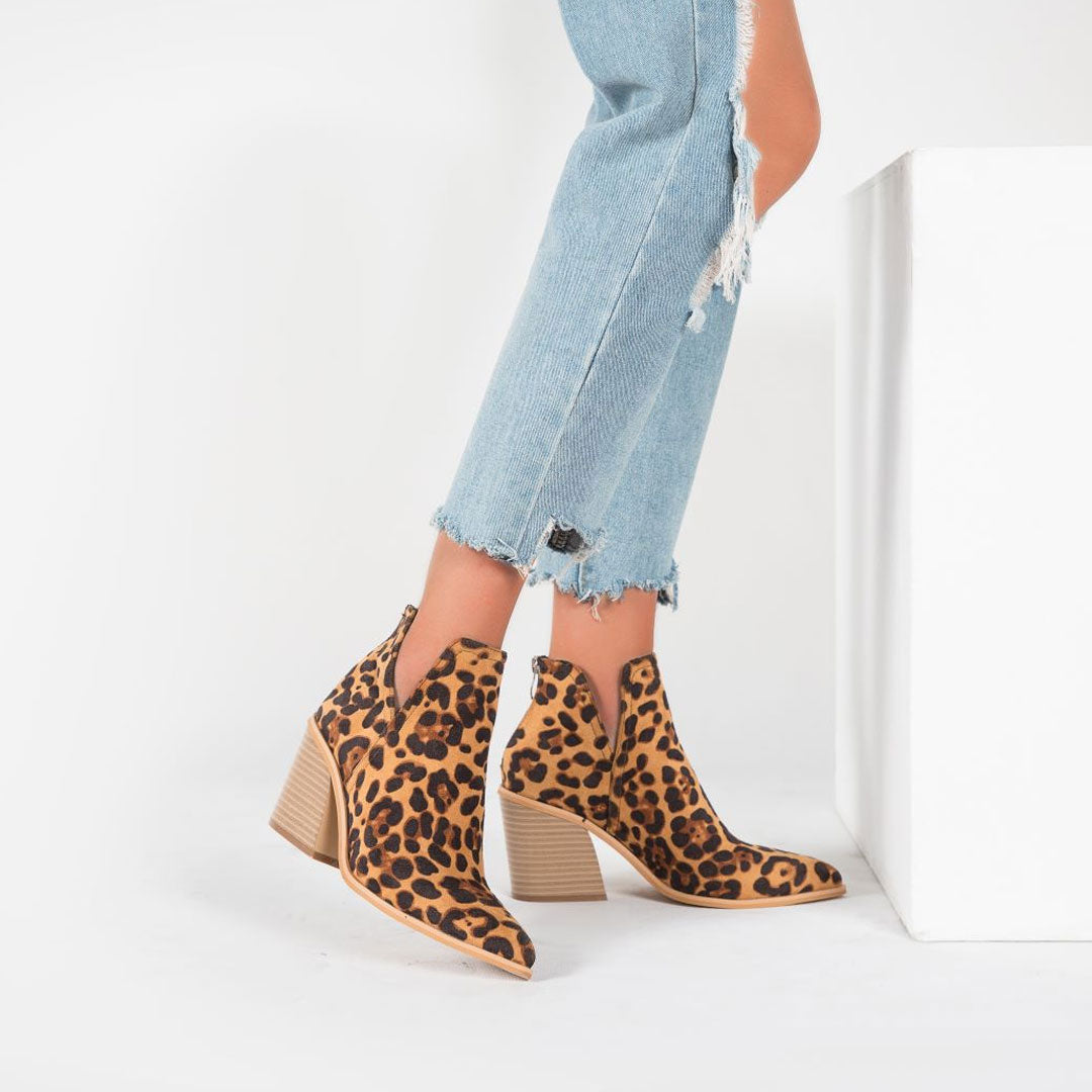 Stiefeletten aus Wildleder mit spitzer Zehenpartie, eingekerbtem Besatz und klobigem Absatz - Leopard